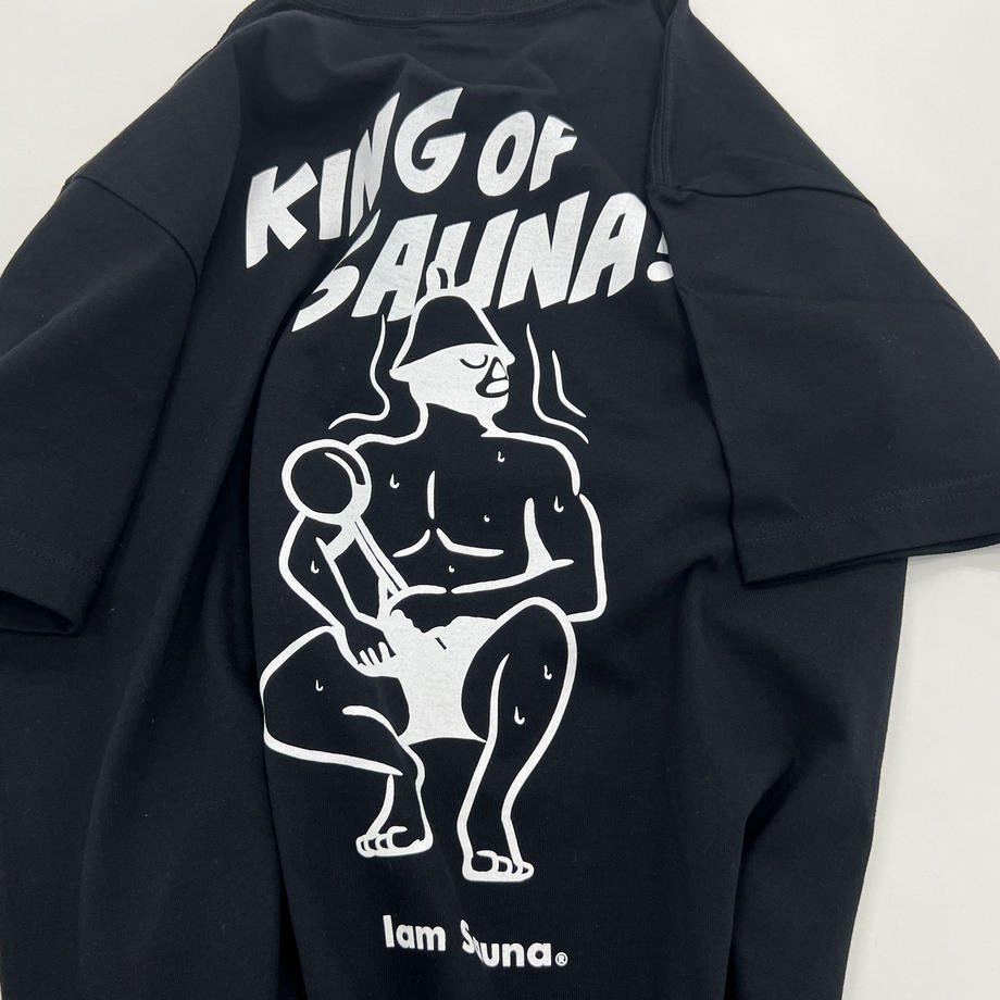 「Iam Sauna」 半袖GoodsTシャツ (KING OF SAUNA) BLK