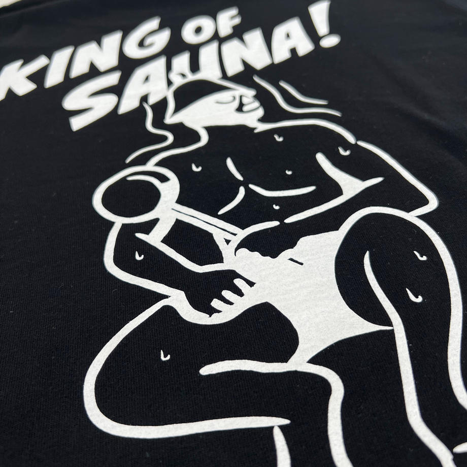 「Iam Sauna」 半袖GoodsTシャツ (KING OF SAUNA) BLK